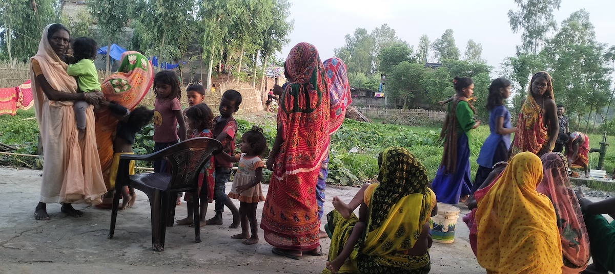 पानी भर्न र नुहाउन लाइन बसेका महिला। तस्वीर : रोहित महतो/सेतोपाटी